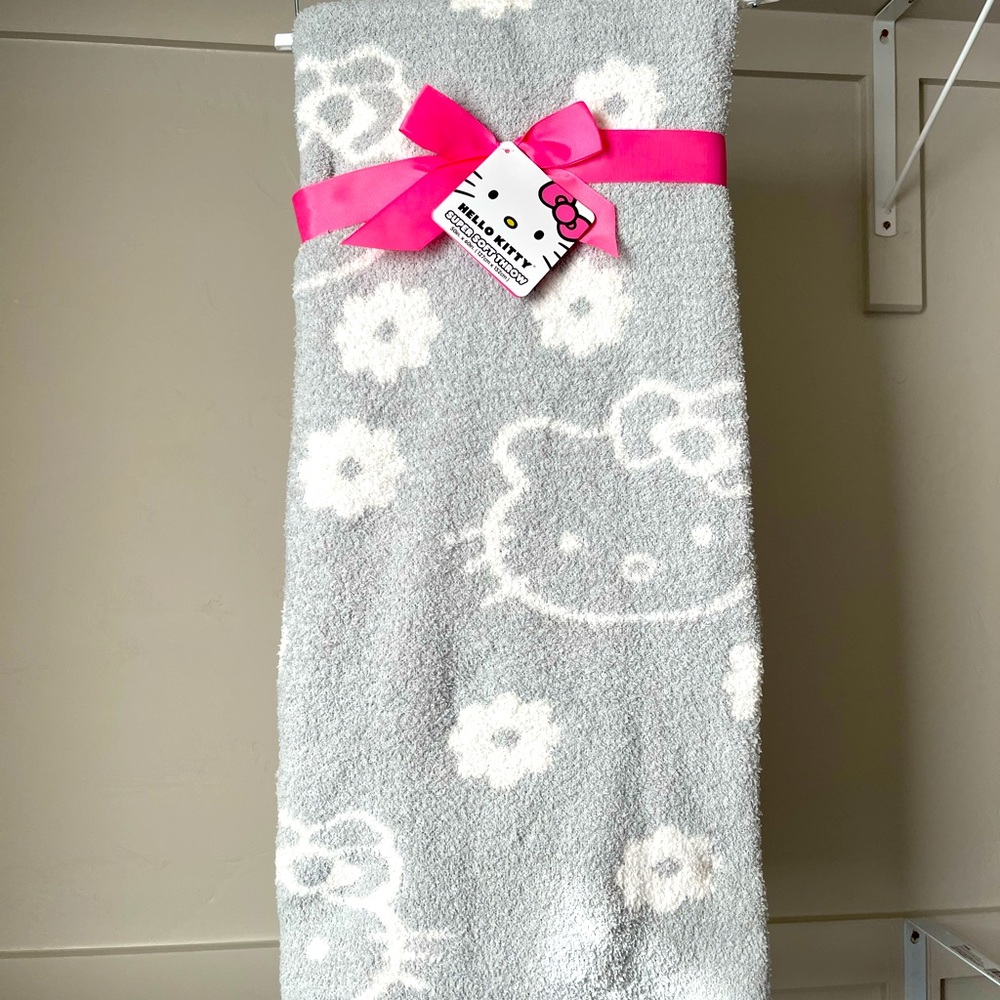 Hello Kitty Gray Daisy Blanket